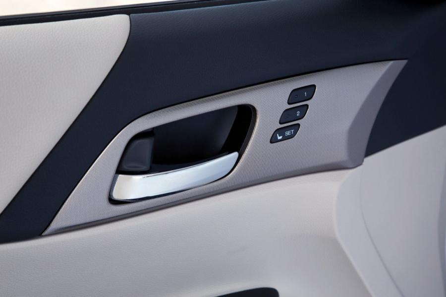 Honda Accord Plug-In Hybrid 2014 года  (фото 17 из 109)